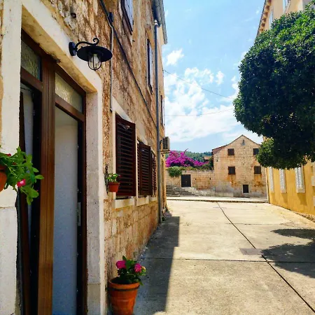 Apartment Michelangelo In The Centar Of Supetar